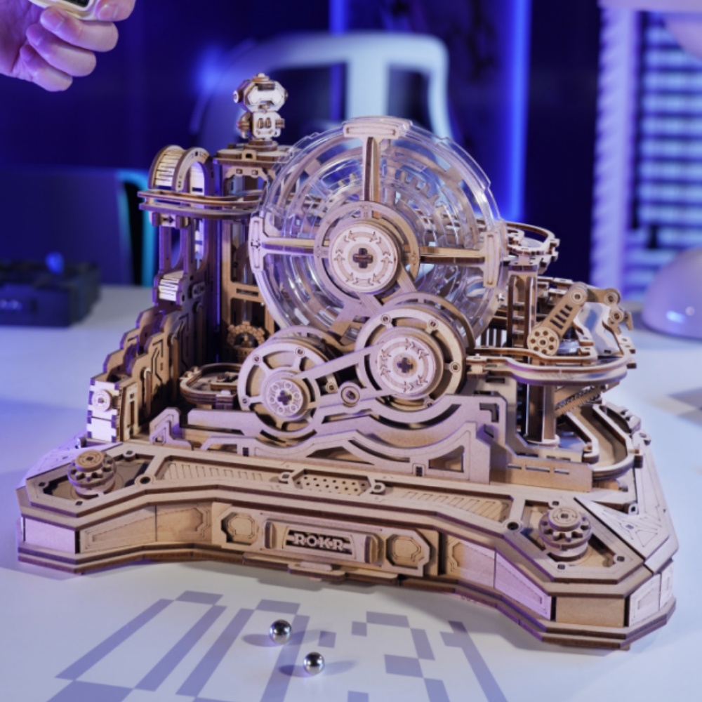 Robotime Rokr Pinball Modelo G - Desk Setup Gear reseña y precio